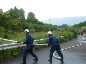 【御呂戸川での放水訓練】